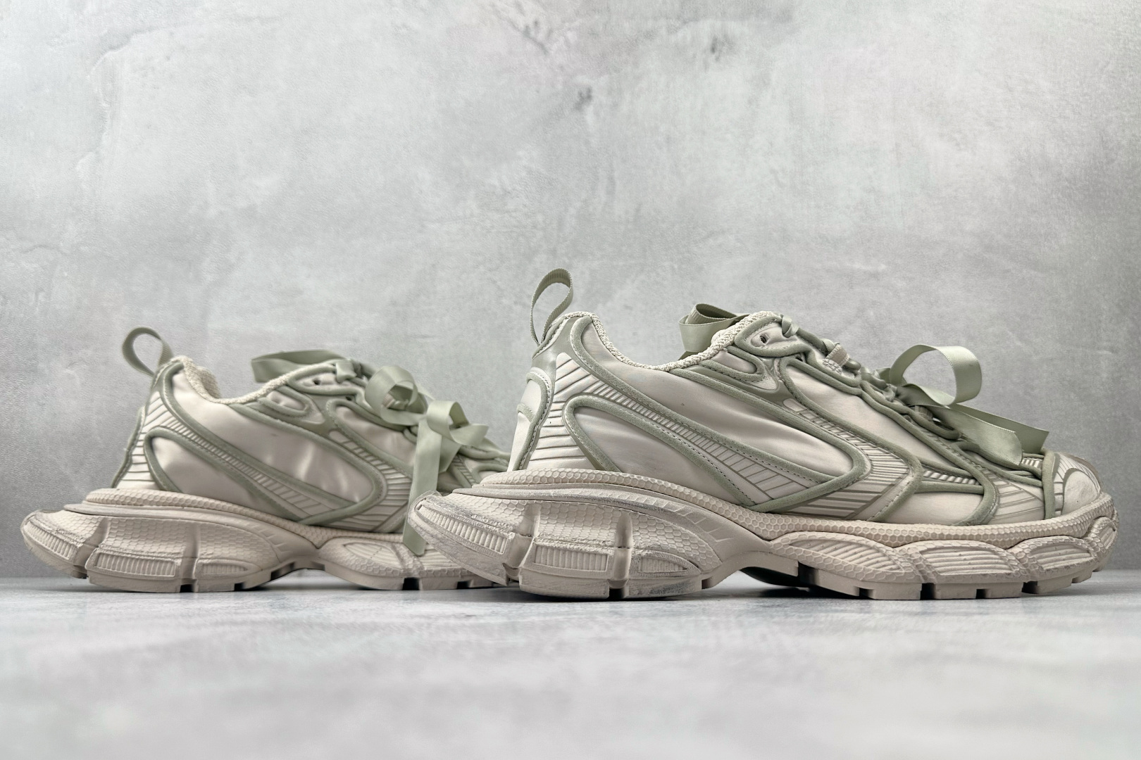 430 代购版 Balenciaga巴黎世家 3XL 缎面蝴蝶结 灰色 734731W3XSB