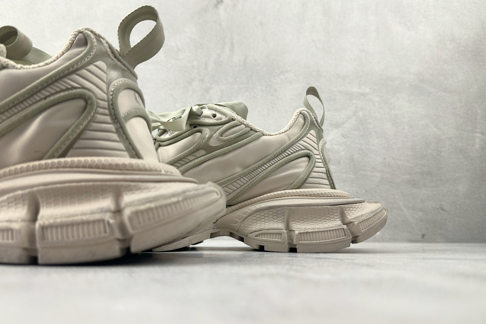 430 代购版 Balenciaga巴黎世家 3XL 缎面蝴蝶结 灰色 734731W3XSB