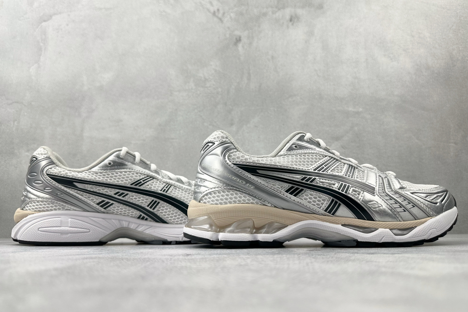 290 顶级 Asics Gel-Kayano 14 银白色 1203A537-110 尺码：36 36.5 37 38.5 39 40 40.5 41 42 42.5 43 44 44.5 45 46 46.5 47 编码：38