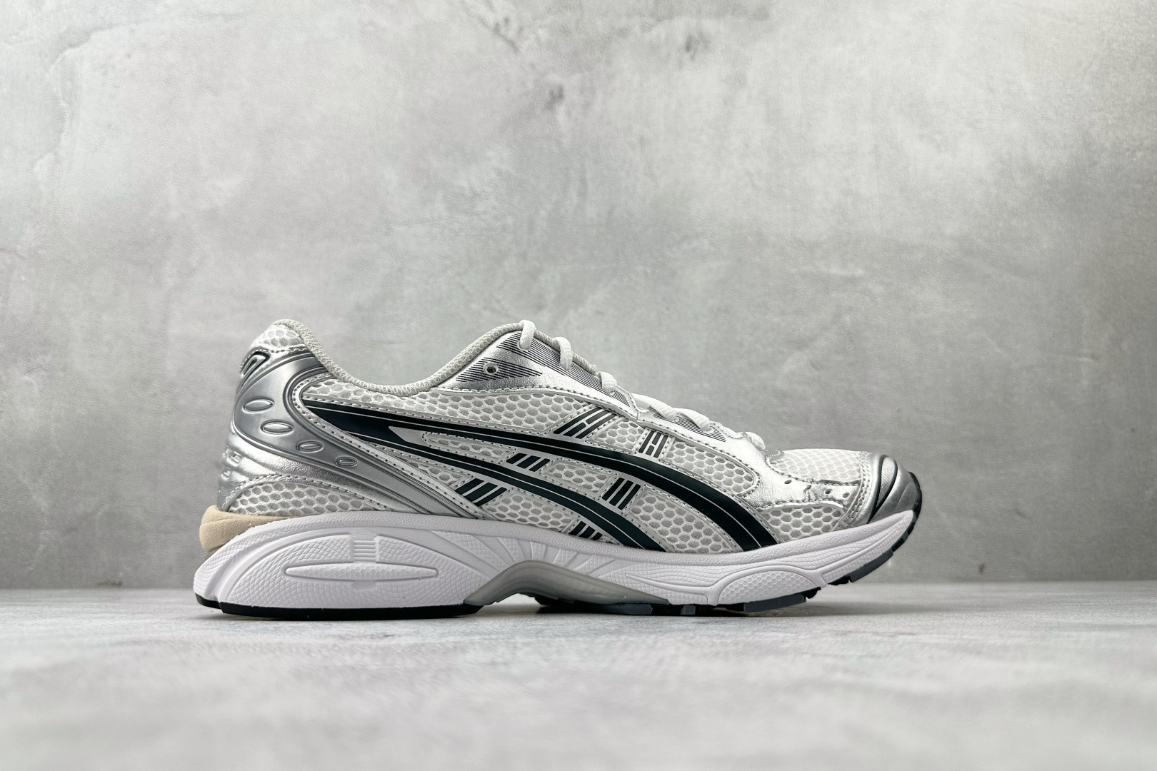 290 顶级 Asics Gel-Kayano 14 银白色 1203A537-110 尺码：36 36.5 37 38.5 39 40 40.5 41 42 42.5 43 44 44.5 45 46 46.5 47 编码：38