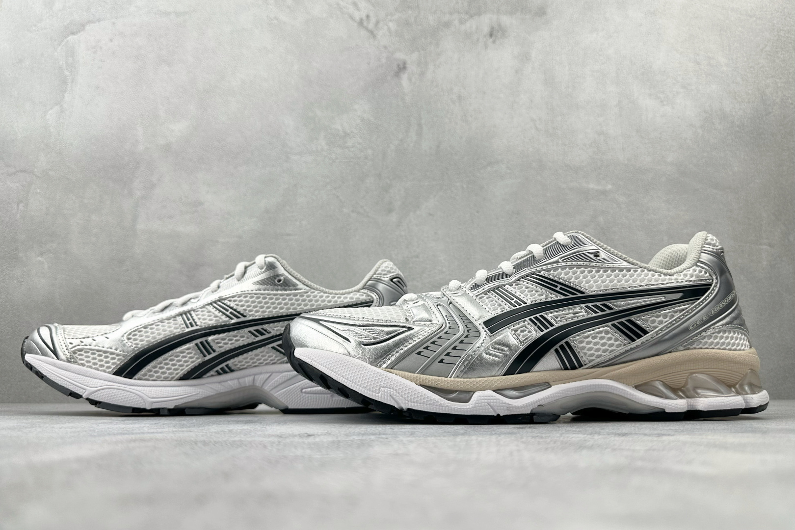 290 顶级 Asics Gel-Kayano 14 银白色 1203A537-110 尺码：36 36.5 37 38.5 39 40 40.5 41 42 42.5 43 44 44.5 45 46 46.5 47 编码：38