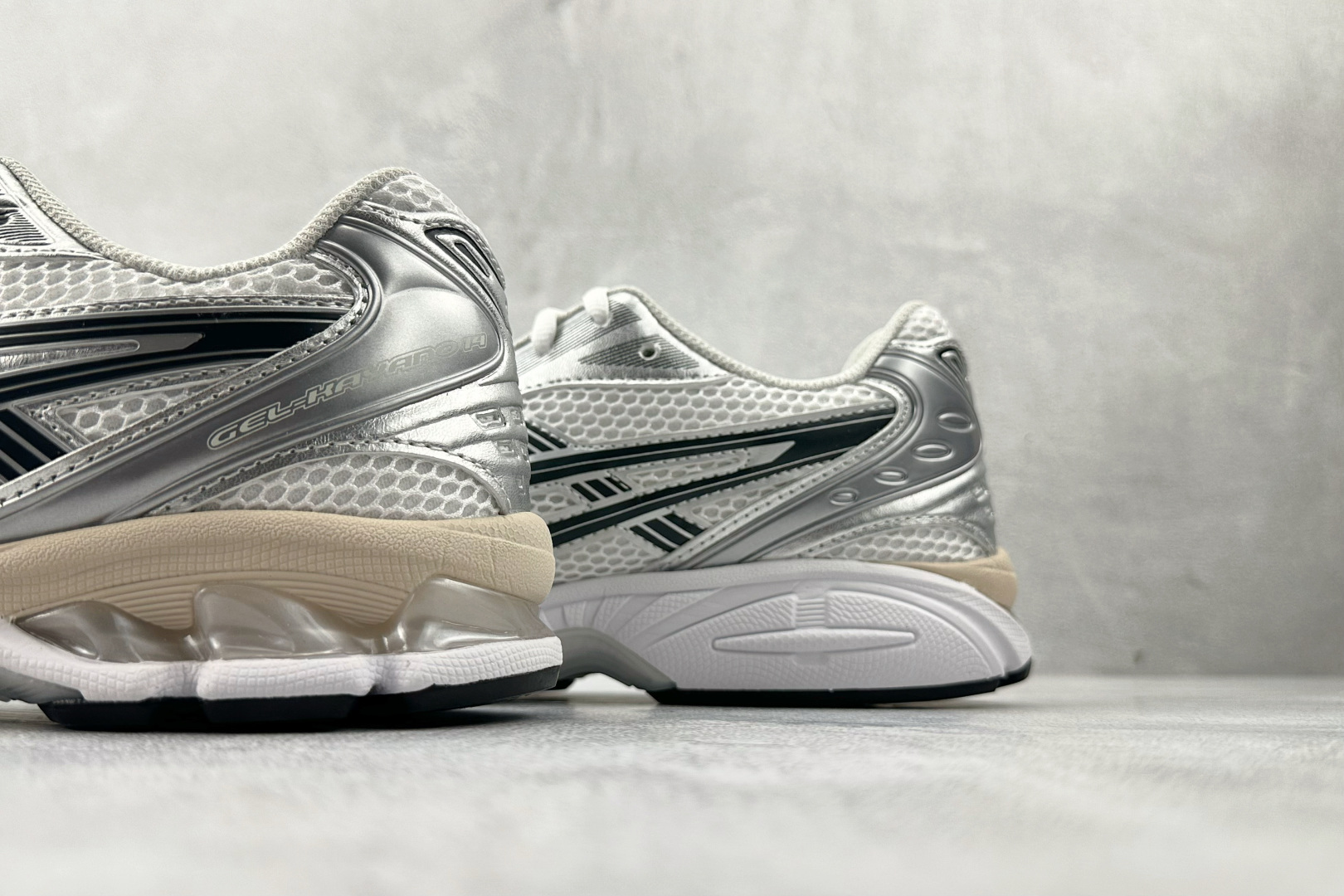 290 顶级 Asics Gel-Kayano 14 银白色 1203A537-110 尺码：36 36.5 37 38.5 39 40 40.5 41 42 42.5 43 44 44.5 45 46 46.5 47 编码：38