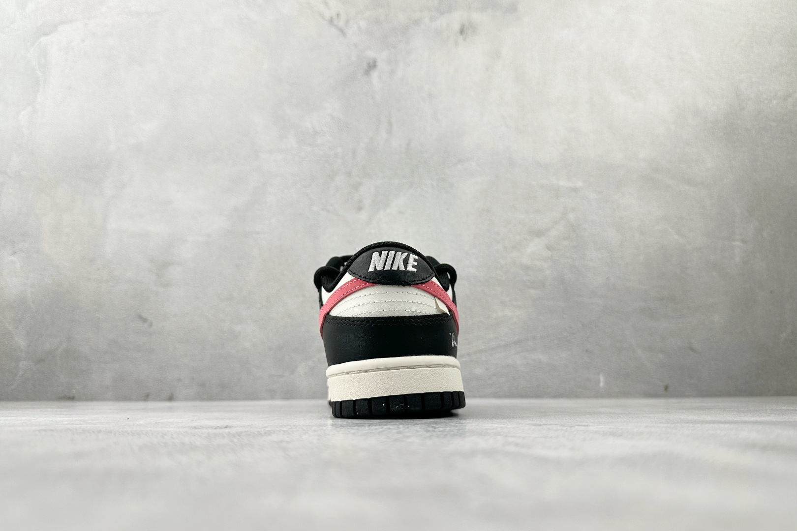 YC 双十一特价双十一特价【定制球鞋】Nike Dunk SB 黑莓粉黛尺码：35.5 36 36.5 