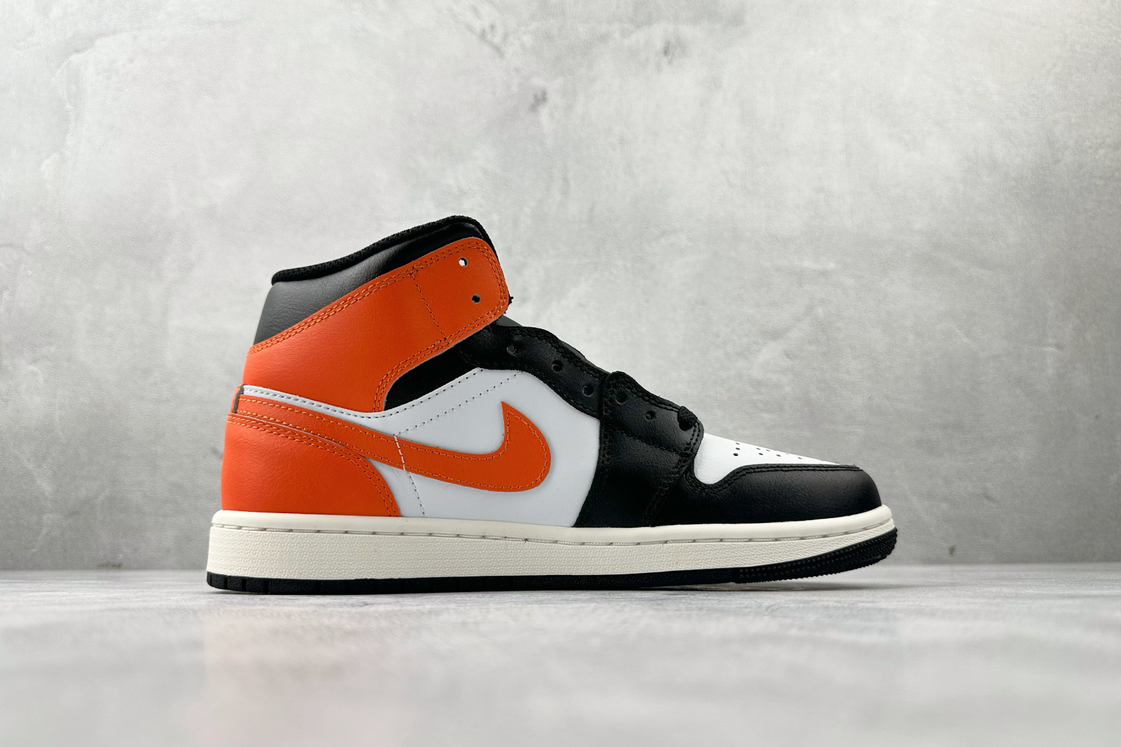 Jordan Air Jordan 1 黑白橙色 DQ8426-801