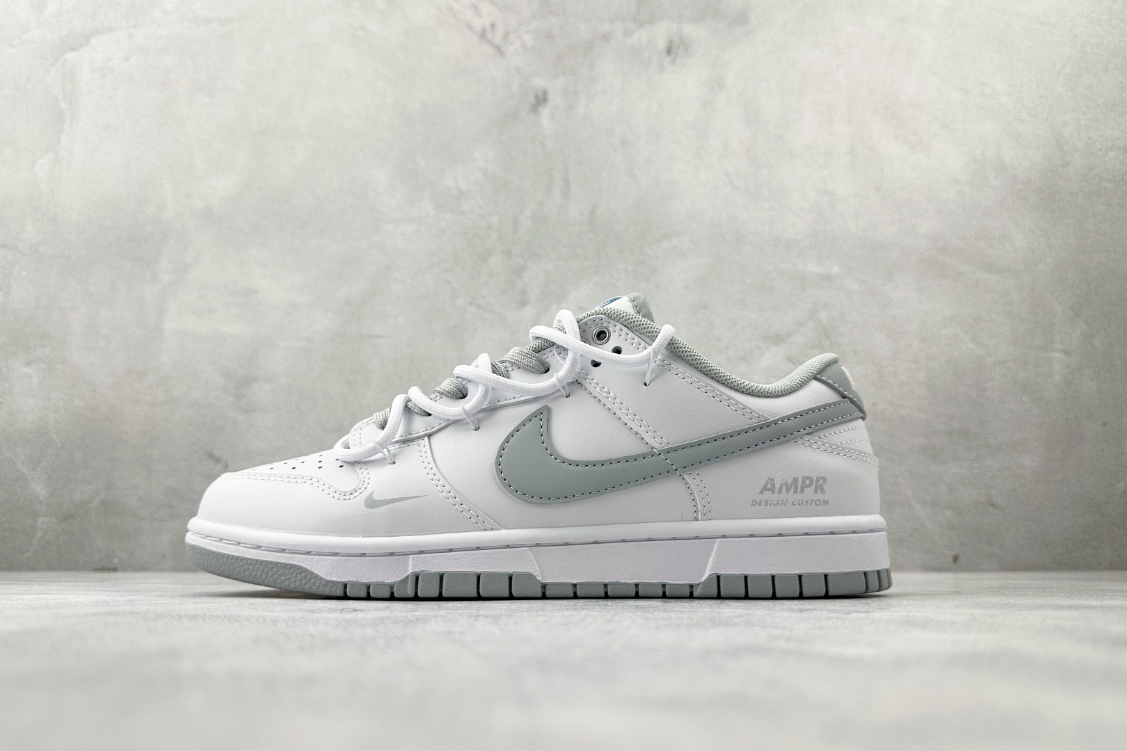 YC 双十一特价双十一特价【定制球鞋】Nike Dunk SB 星郎 白灰货号：WB0528 101尺码