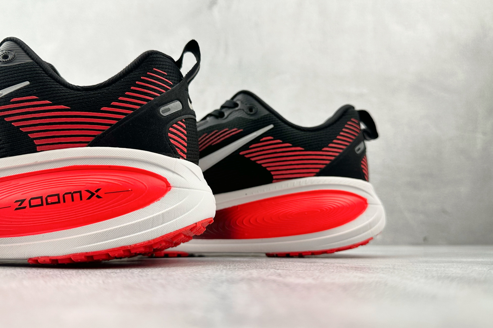 GT 全套数据私模 Nike Vomero 18 红黑色货号：HM6803-008尺码：39 40 40