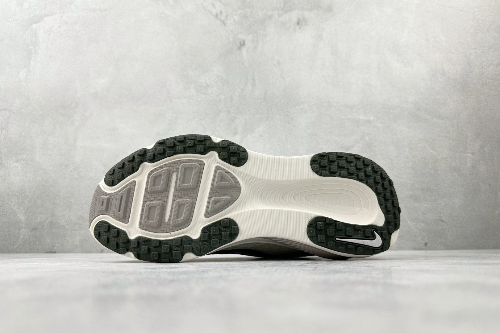 全套数据私模 Nike Vomero 18 白色 IB5726-100