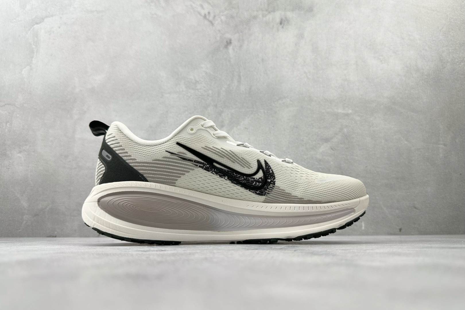 全套数据私模 Nike Vomero 18 白色 IB5726-100