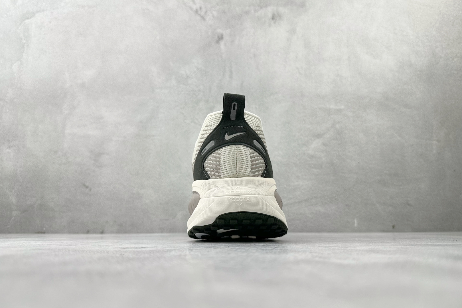 全套数据私模 Nike Vomero 18 白色 IB5726-100