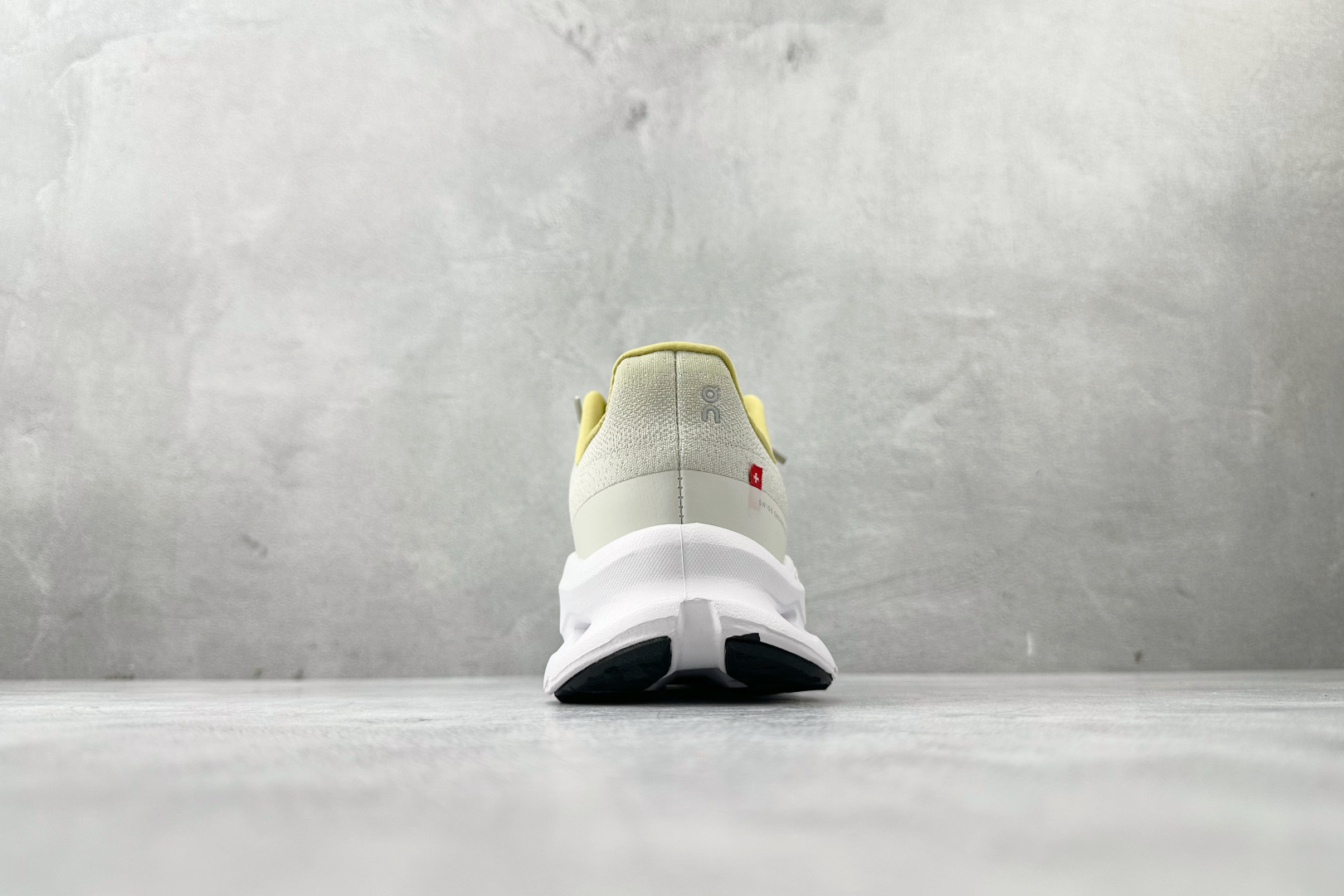 180 On昂跑 Cloudtilt 米色 3ME1010