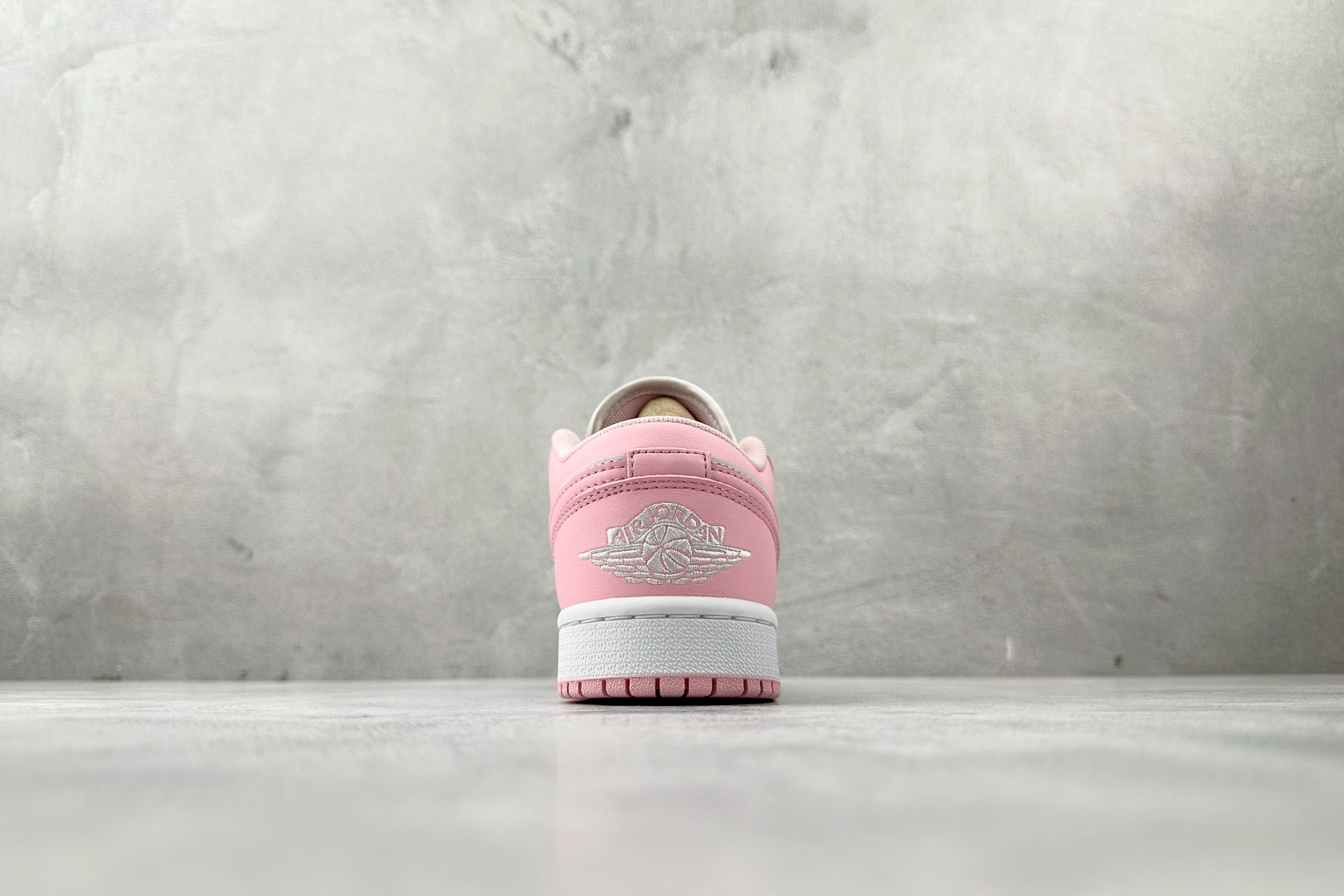 200 综合版 Jordan Air Jordan 1 粉色 553560-614-Chinese UA Cheap High Quatity Brand Clothes Bags handbags Sneakers wholesale wholesaler seller from China Factory suppliers Fashion Clothing Shoes best Quality Beautiful Price 200 综合版 Jordan Air Jordan 1 粉色 553560-614