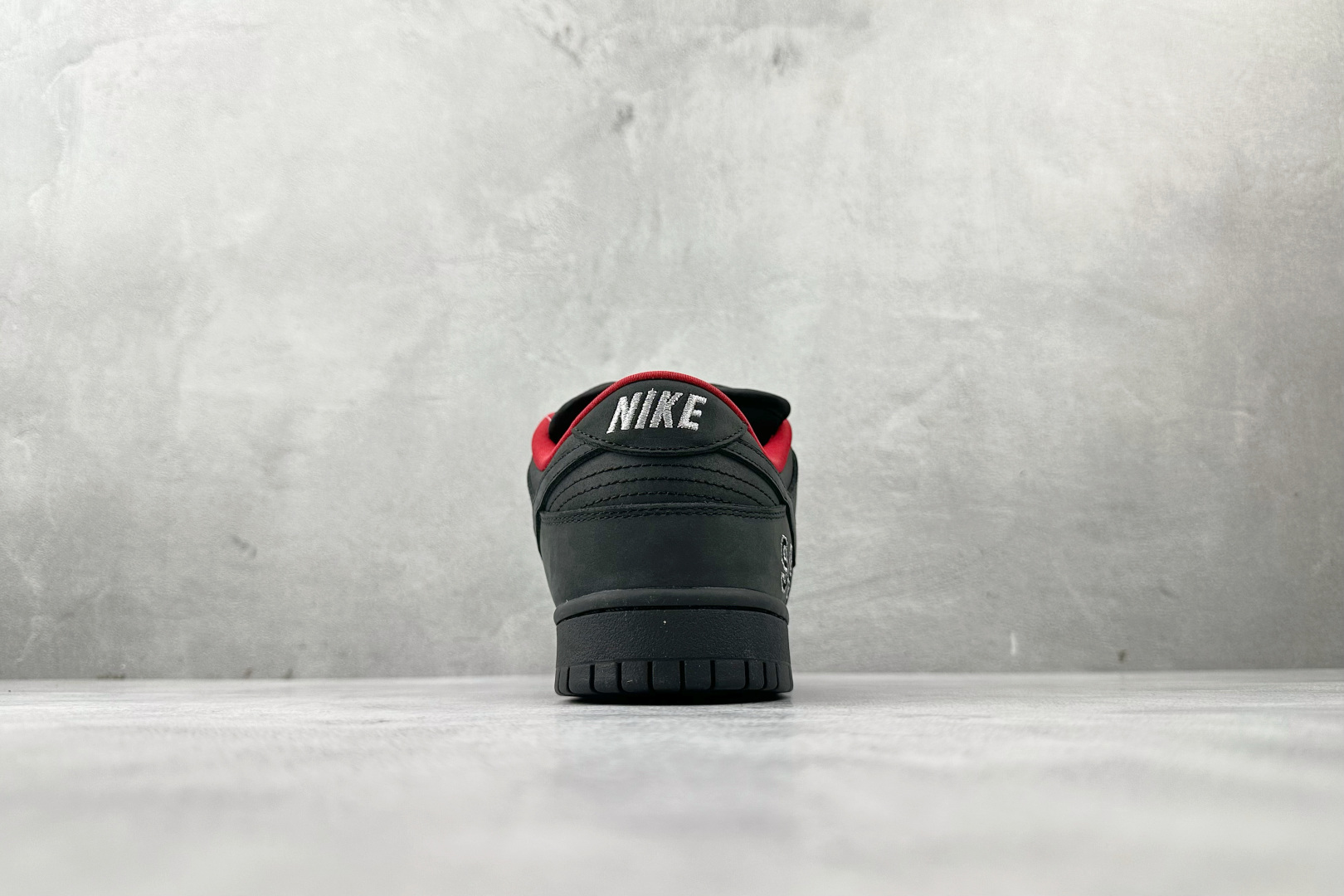 Supreme x Nike Dunk SB DUNK LOW PRO QS黑色 HQ8487-001-High Quatity Cheap Brand wholesale wholesaler seller Clothes Bags handbags Sneakers Top Fashion Clothing Shoes from China Factory Chinese suppliers best Quality Beautiful Price Supreme x Nike Dunk SB DUNK LOW PRO QS黑色 HQ8487-001