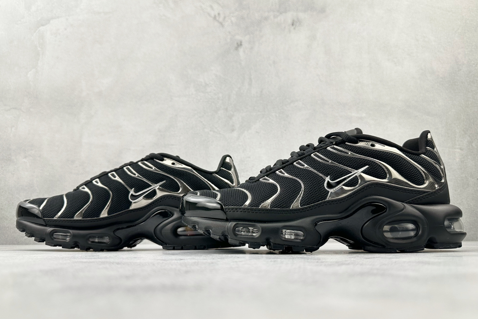 Nike Air Plus 黑色 HJ9743-001-High Quatity Cheap Brand wholesale wholesaler seller Clothes Bags handbags Sneakers Top Fashion Clothing Shoes from China Factory Chinese suppliers best Quality Beautiful Price Nike Air Plus 黑色 HJ9743-001