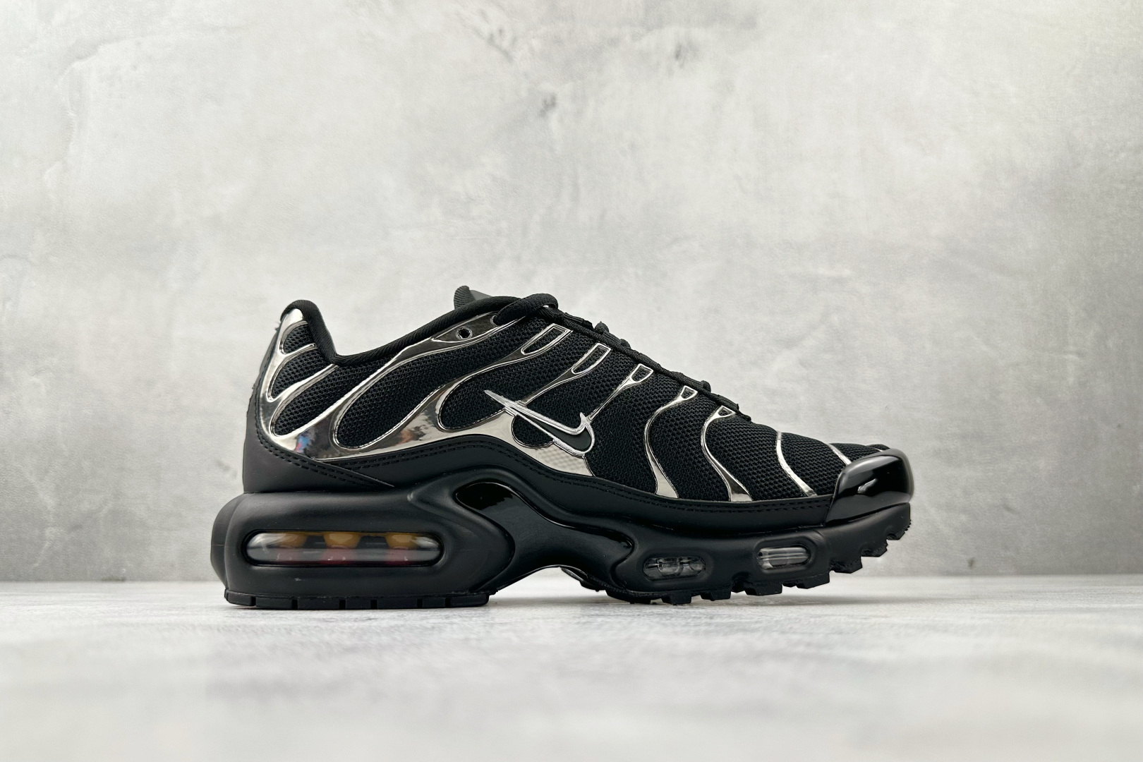 Nike Air Plus 黑色 HJ9743-001-High Quatity Cheap Brand wholesale wholesaler seller Clothes Bags handbags Sneakers Top Fashion Clothing Shoes from China Factory Chinese suppliers best Quality Beautiful Price Nike Air Plus 黑色 HJ9743-001