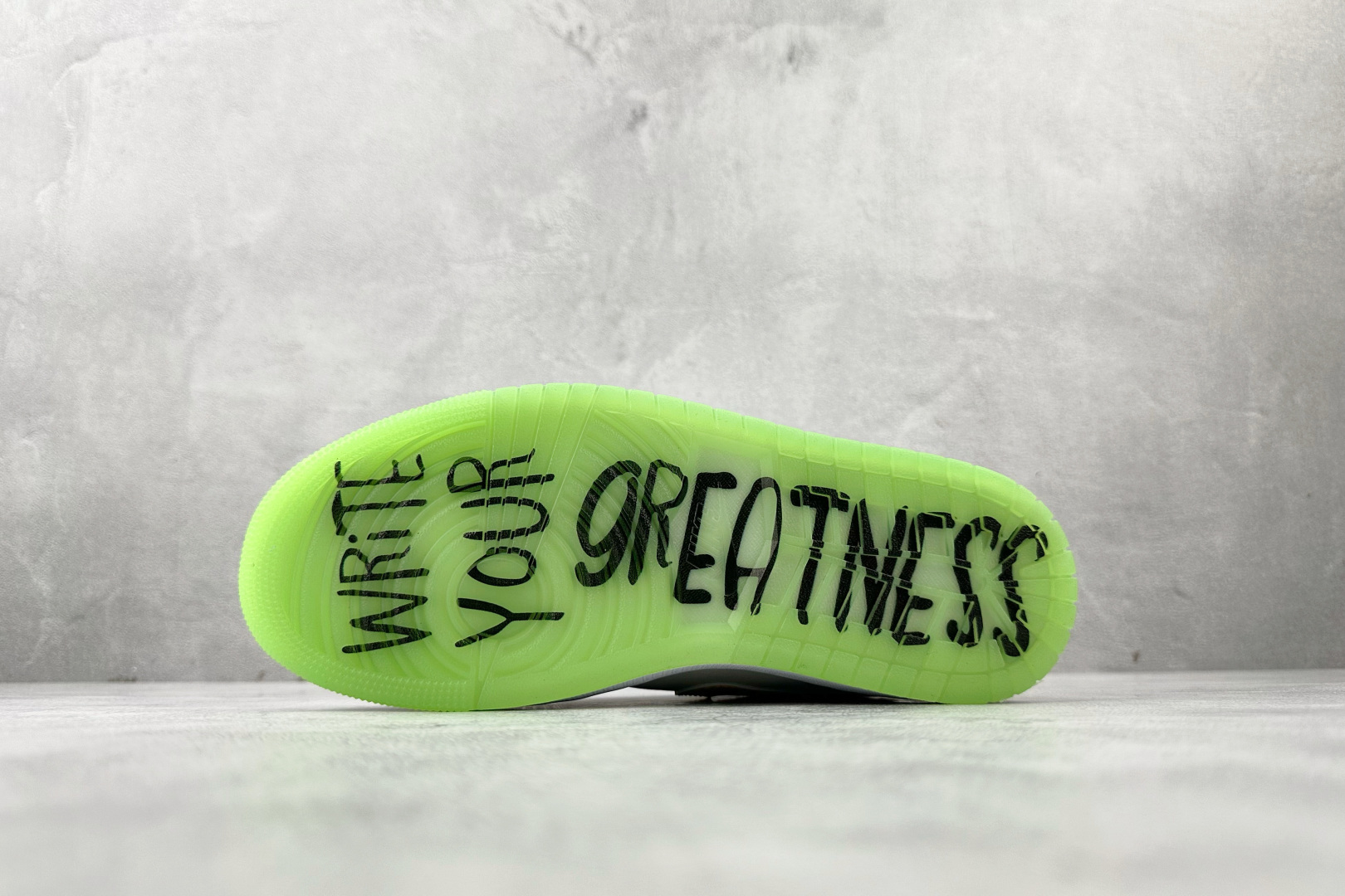 200 综合版 Jordan Air Jordan 1 灰粉色 HQ2030-001