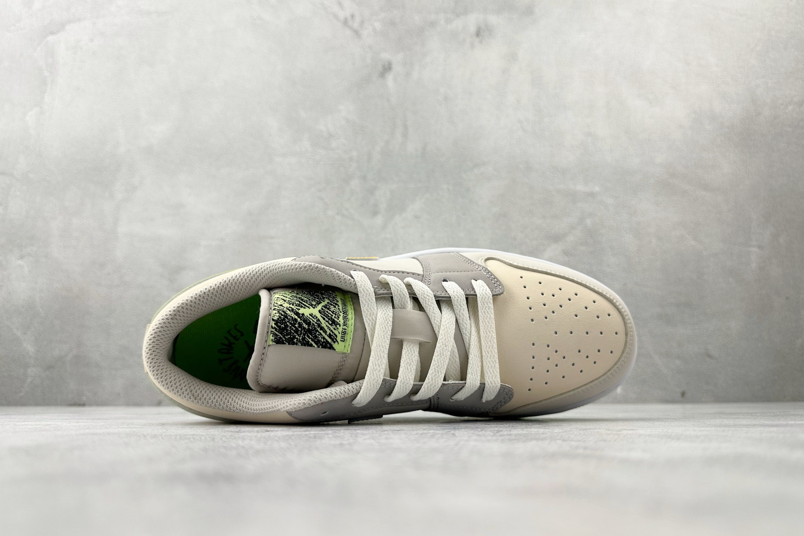 200 综合版 Jordan Air Jordan 1 灰粉色 HQ2030-001