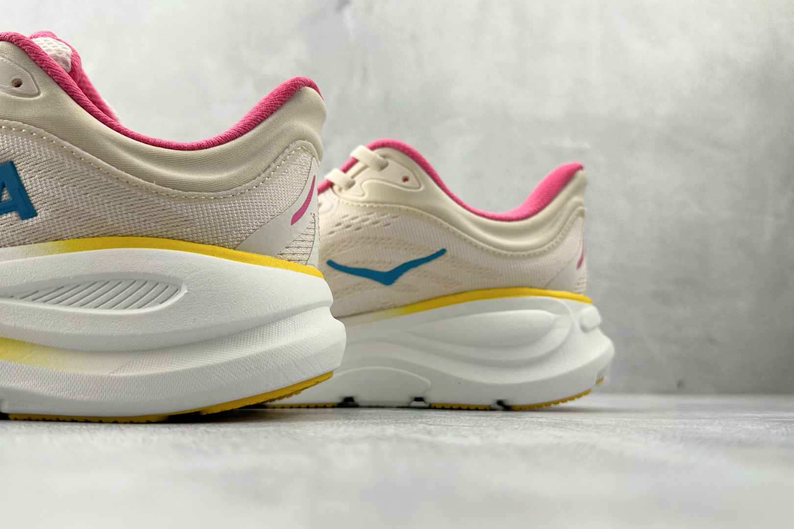 180 平台专供 HOKA ONE ONE Bondi 9 米色 1162012-ALBST-Chinese UA Cheap High Quatity Brand Clothes Bags handbags Sneakers wholesale wholesaler seller from China Factory suppliers Fashion Clothing Shoes best Quality Beautiful Price 180 平台专供 HOKA ONE ONE Bondi 9 米色 1162012-ALBST