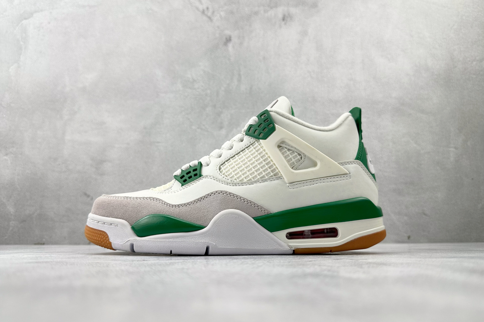 国庆福利特价 GQ纯原 原2xx头层 乳胶鞋垫 清货 版型清洁度无敌 品质放心冲 Nike SB x Jordan Air Jordan 4 "Pine Green" 联名款 绿白 货号:DR5415-103 编码:25