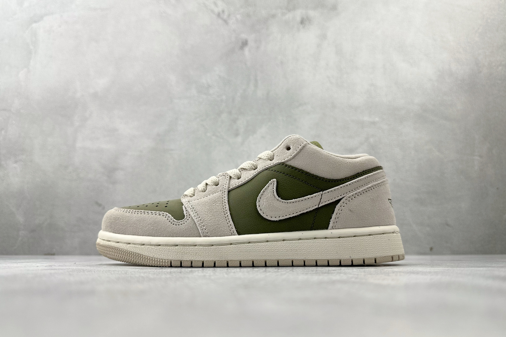 K版 💰140
综合版 Jordan Air Jordan 1 白绿

货号：HV4089-201
尺码：36 36.5 37.5 38 38.5 39 40 40.5 41 42 42.5 43 44 44.5 45 46
编码：29