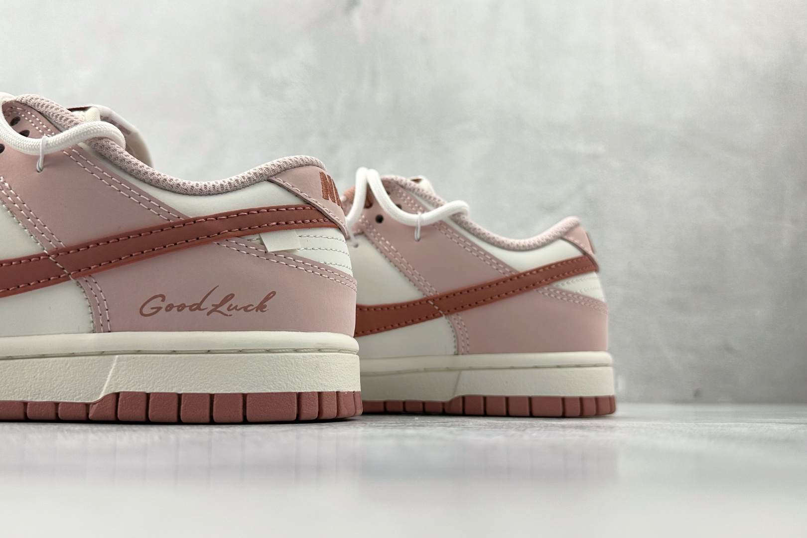 300 定制球鞋 Nike Dunk 温柔豆沙 粉白 PC0528-105