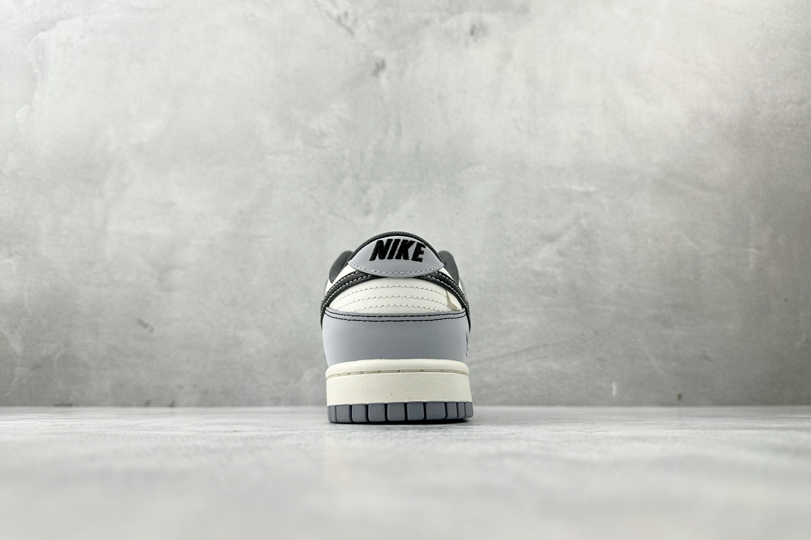 YC 双十一特价双十一特价【定制球鞋】Nike Dunk 星霾 灰白黑货号：BB0528 109尺码：4