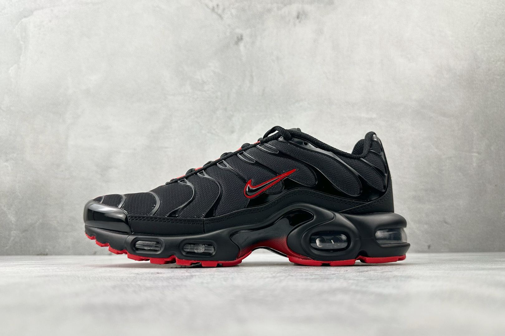 Max 本地Nike Air Max Plus 黑色货号：IM4868-010尺码：36 36.5 37