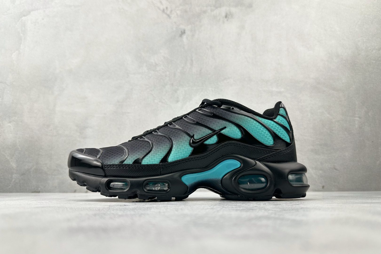 Max 本地Nike Air Max Plus 黑绿色货号：DM0032-016尺码：36 36.5 3