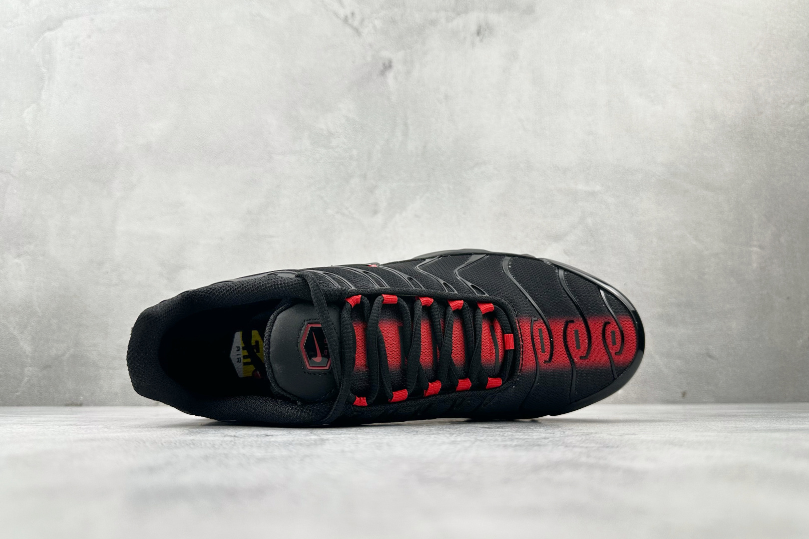 Max 本地Nike Air Max Plus 黑色货号：IM4868-010尺码：36 36.5 37