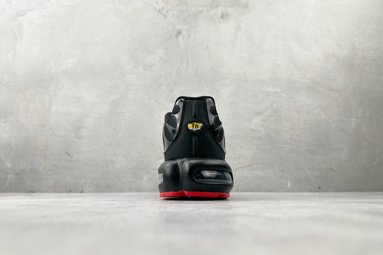 Max 本地Nike Air Max Plus 黑色货号：IM4868-010尺码：36 36.5 37