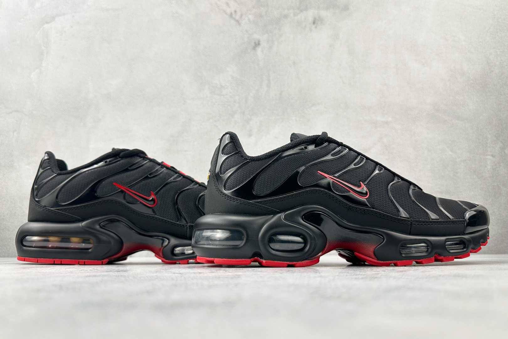 Max 本地Nike Air Max Plus 黑色货号：IM4868-010尺码：36 36.5 37