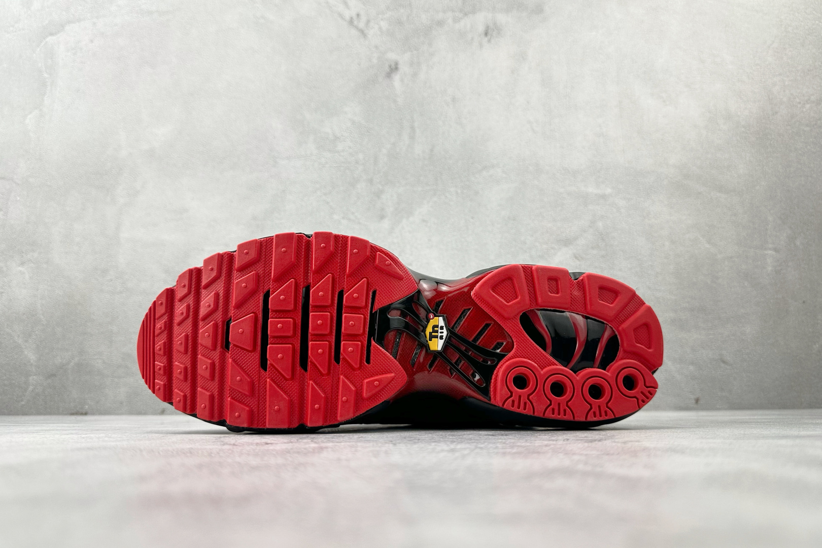 Max 本地Nike Air Max Plus 黑色货号：IM4868-010尺码：36 36.5 37