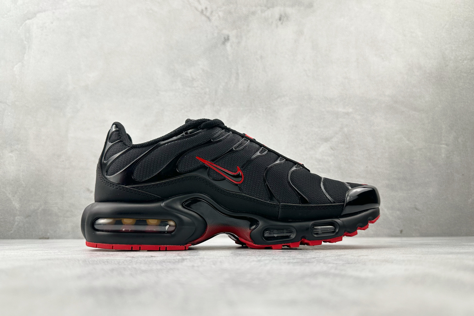 Max 本地Nike Air Max Plus 黑色货号：IM4868-010尺码：36 36.5 37
