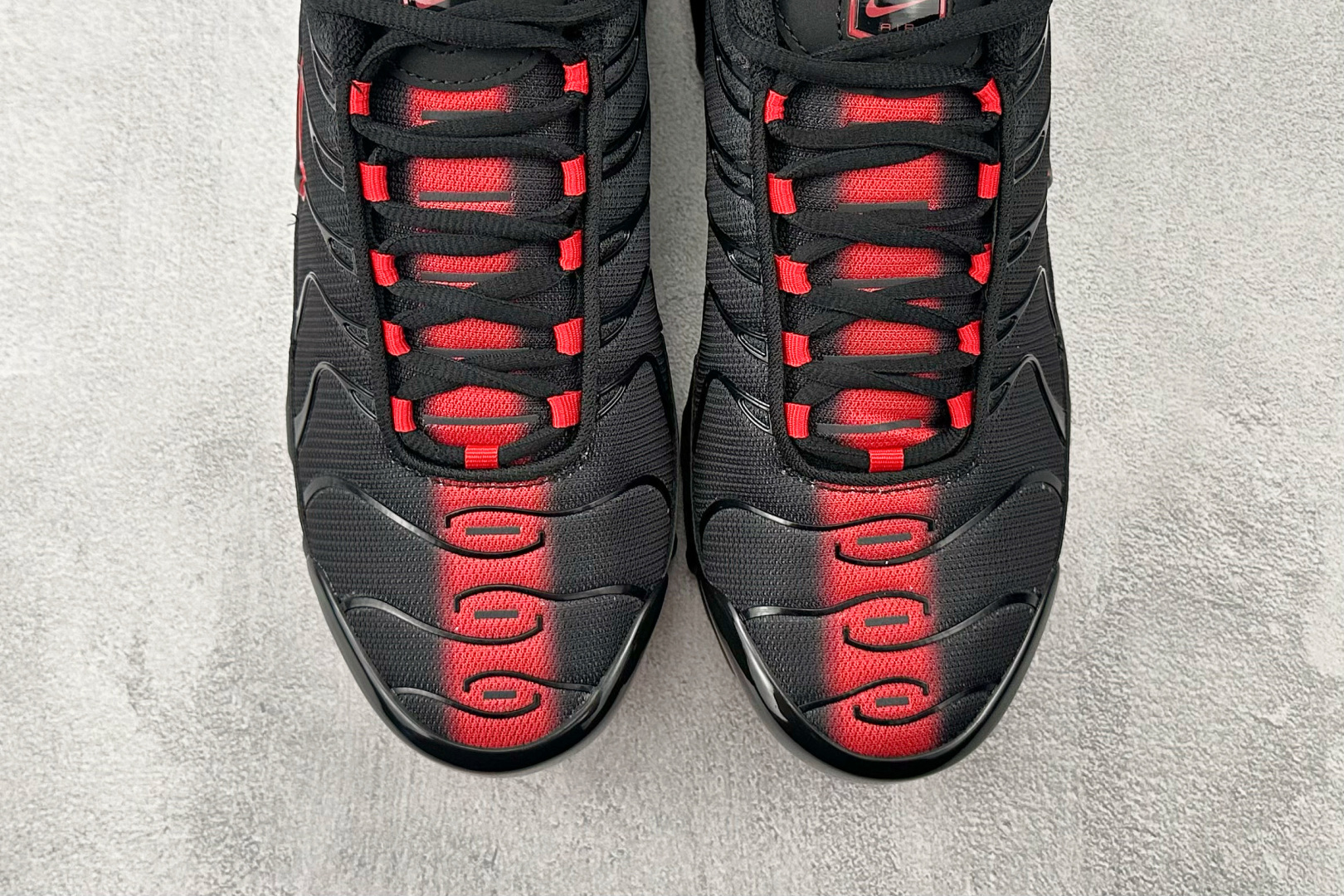 Max 本地Nike Air Max Plus 黑色货号：IM4868-010尺码：36 36.5 37
