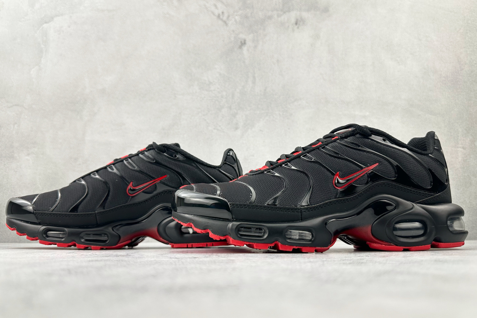 Max 本地Nike Air Max Plus 黑色货号：IM4868-010尺码：36 36.5 37