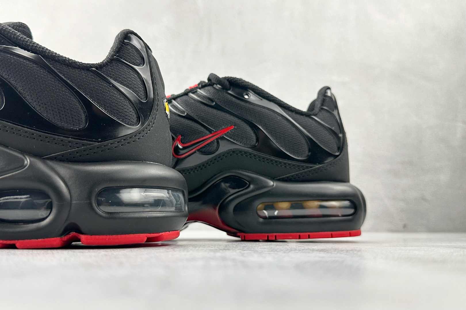 Max 本地Nike Air Max Plus 黑色货号：IM4868-010尺码：36 36.5 37