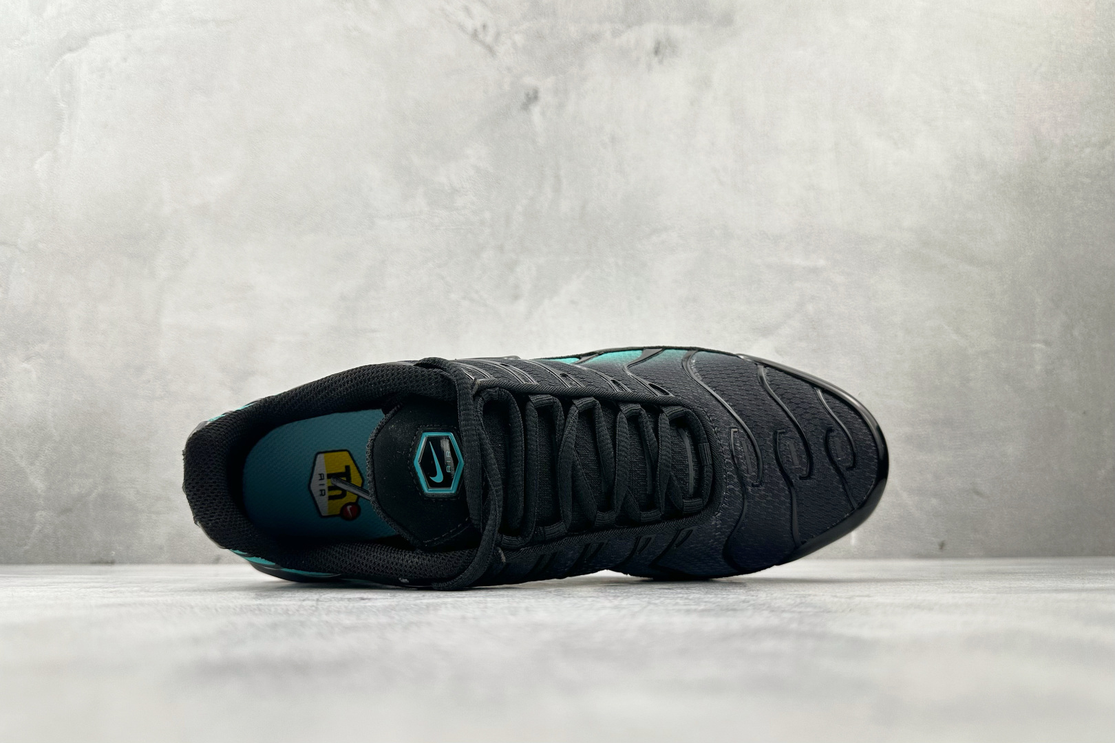Max 本地Nike Air Max Plus 黑绿色货号：DM0032-016尺码：36 36.5 3