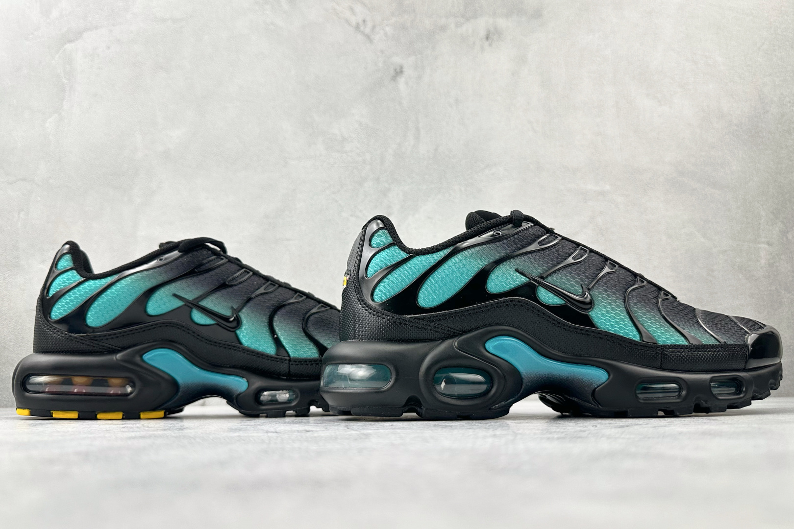 Max 本地Nike Air Max Plus 黑绿色货号：DM0032-016尺码：36 36.5 3