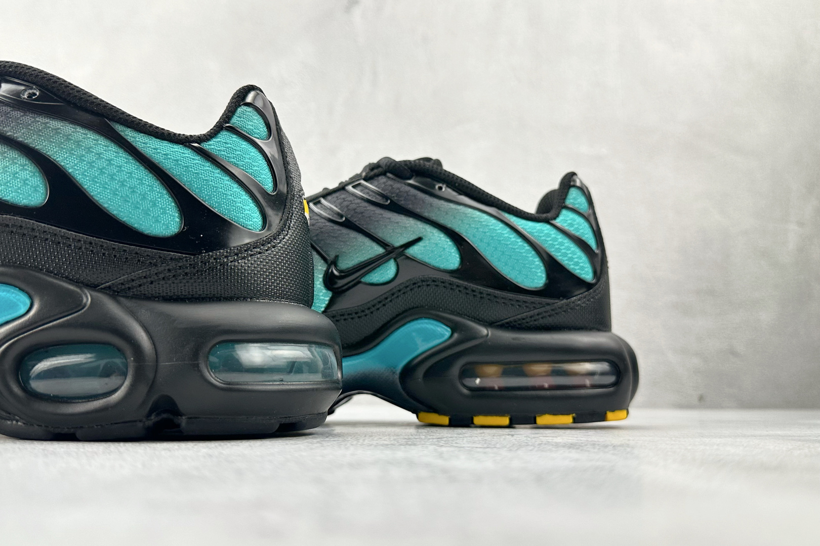 Max 本地Nike Air Max Plus 黑绿色货号：DM0032-016尺码：36 36.5 3