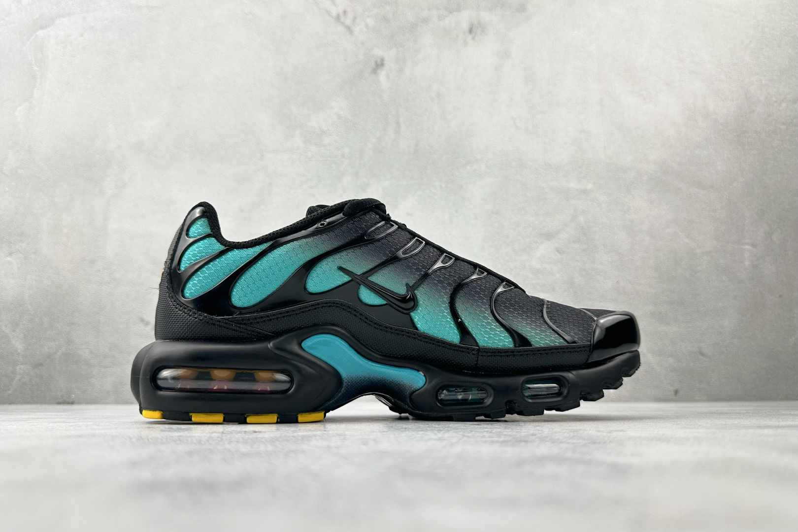 Max 本地Nike Air Max Plus 黑绿色货号：DM0032-016尺码：36 36.5 3