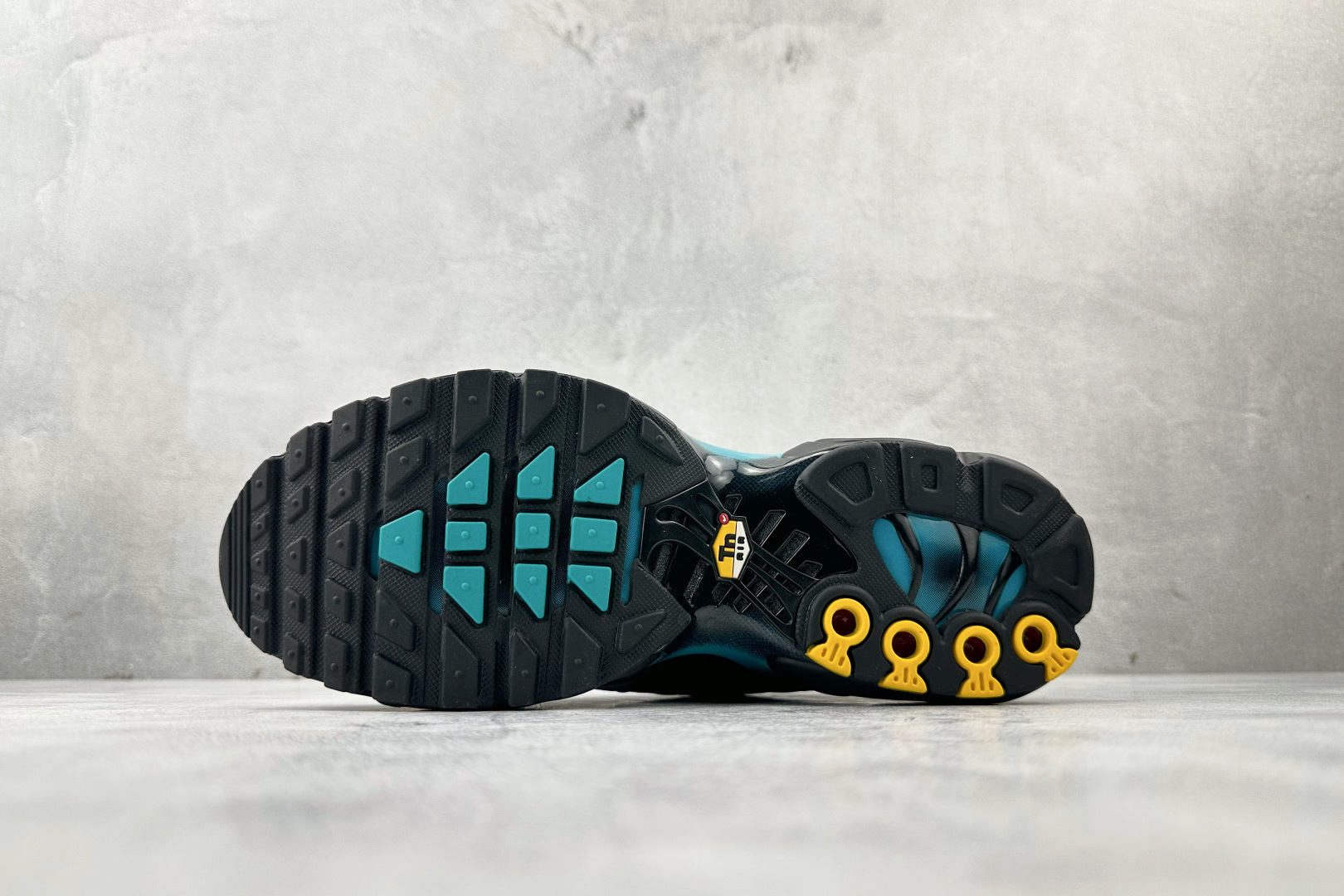 Max 本地Nike Air Max Plus 黑绿色货号：DM0032-016尺码：36 36.5 3