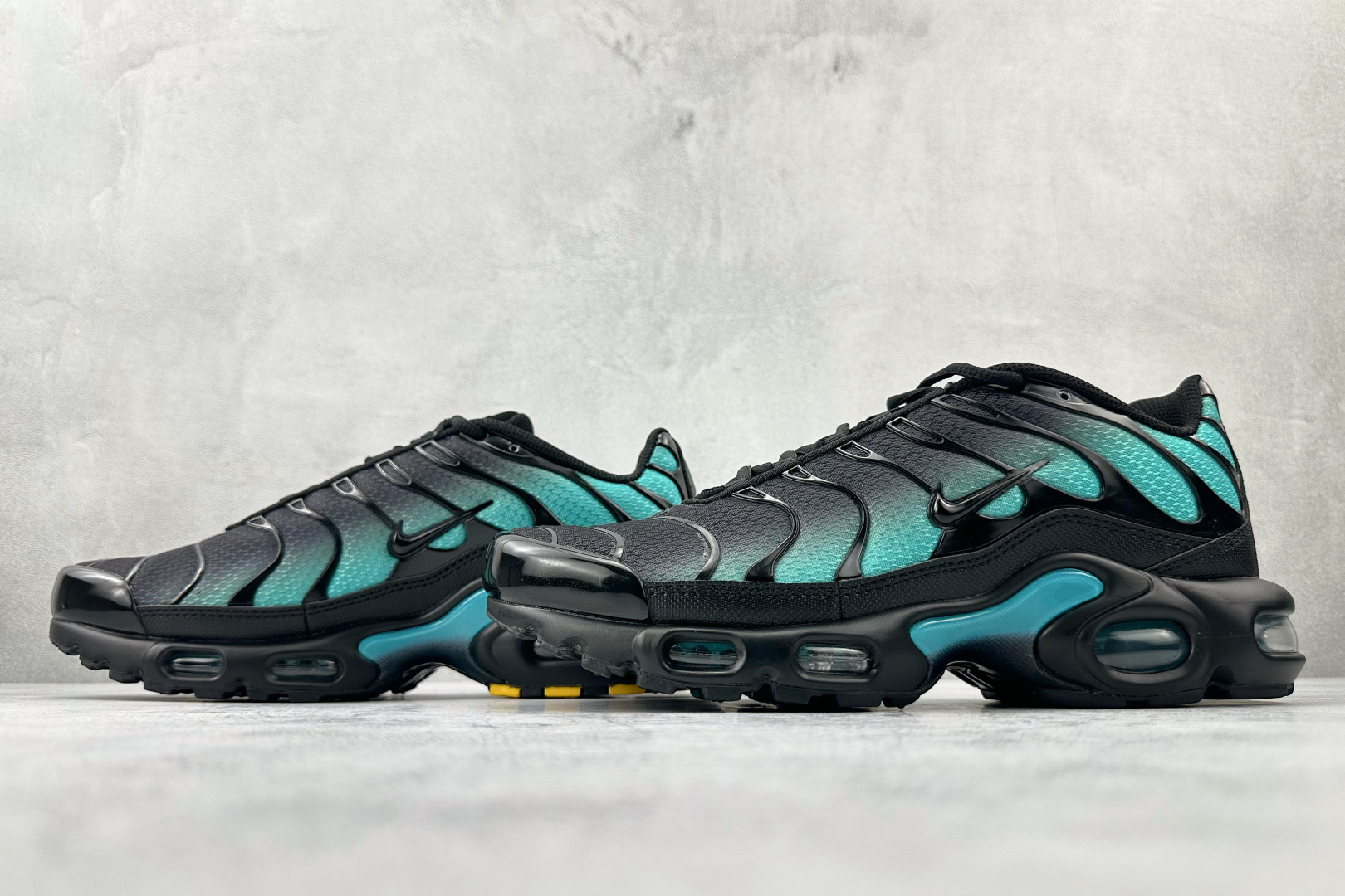 Max 本地Nike Air Max Plus 黑绿色货号：DM0032-016尺码：36 36.5 3