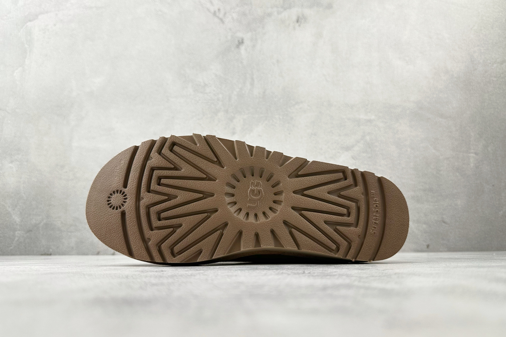 230 UGG Tazz 栗色 1122553-CHE