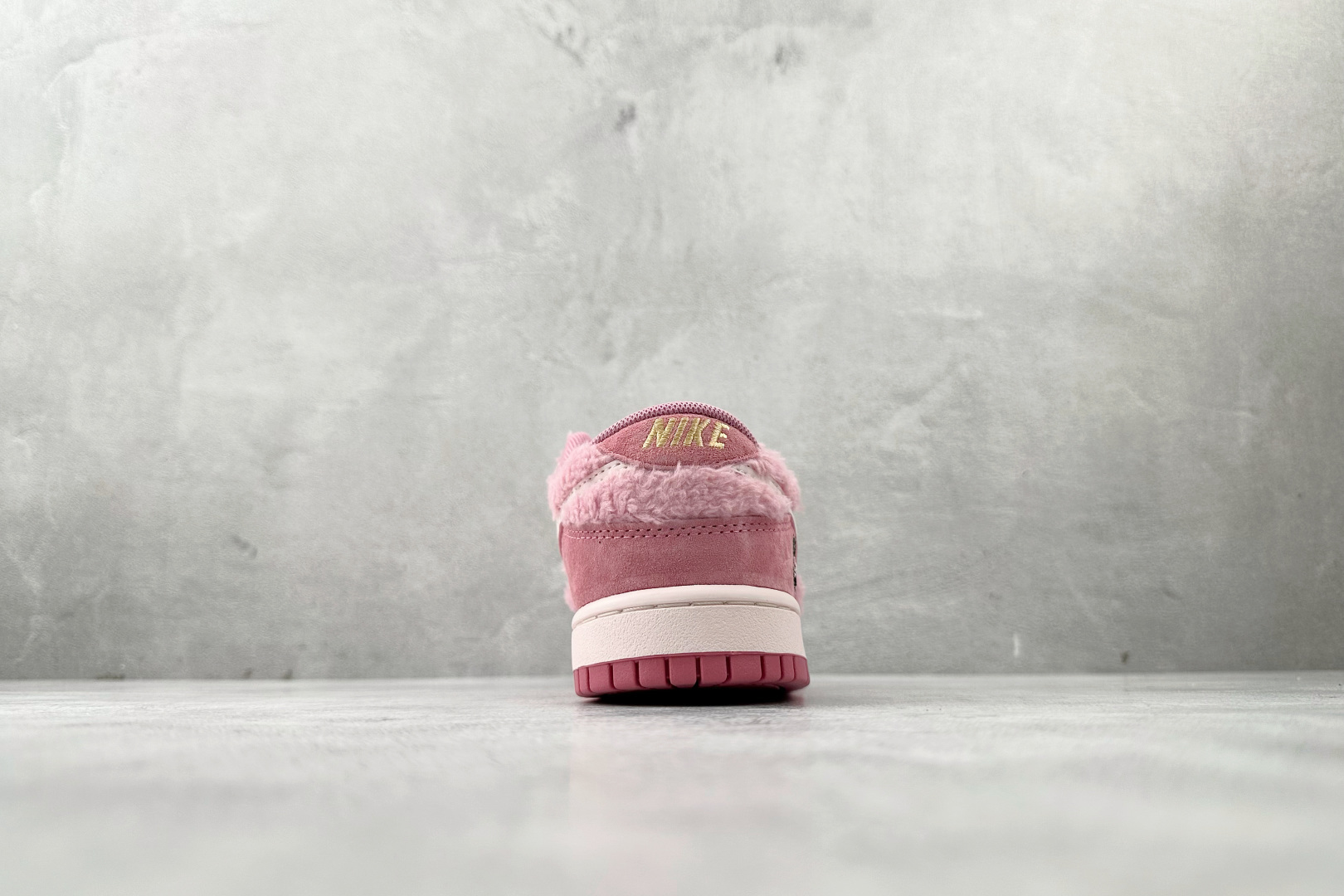 240 Nike BY POP MART LABUBU 荔枝莓莓 GB6675-003