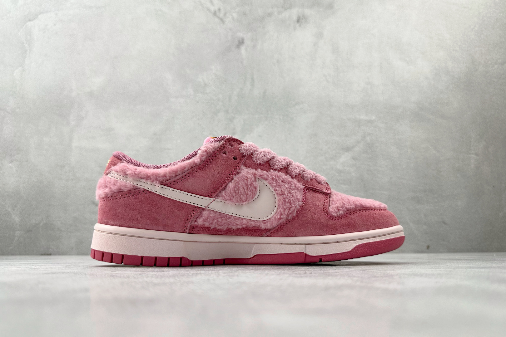 240 Nike BY POP MART LABUBU 荔枝莓莓 GB6675-003