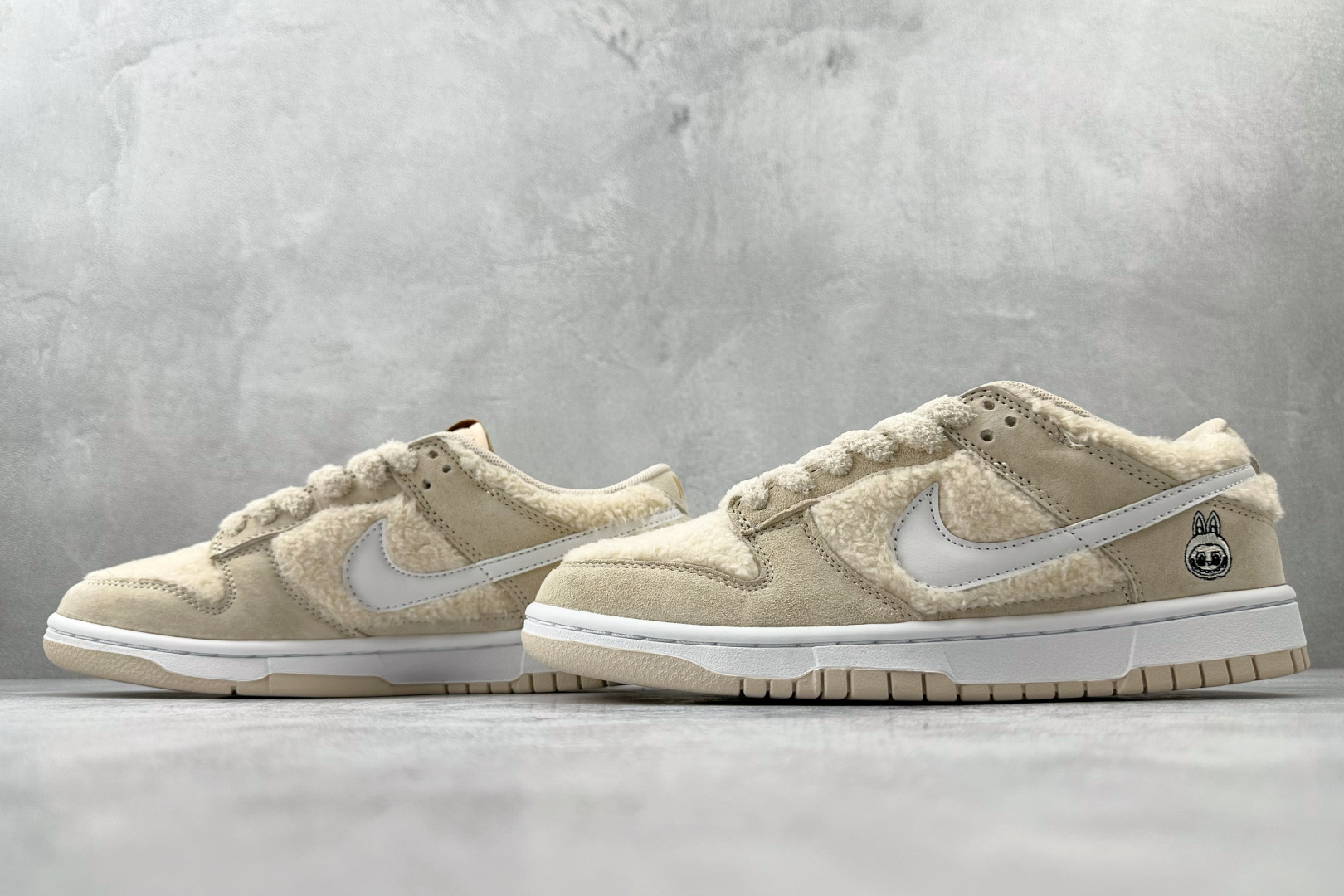 240 Nike BY POP MART LABUBU 豆乳多多 GB6675-002