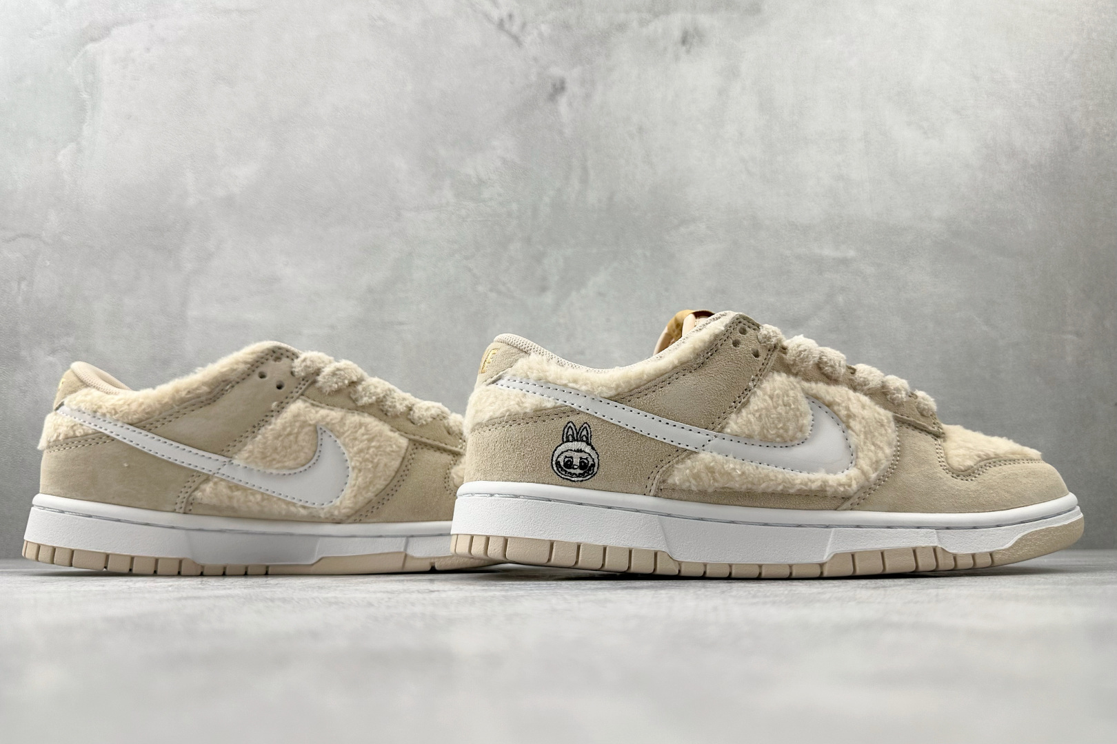 240 Nike BY POP MART LABUBU 豆乳多多 GB6675-002