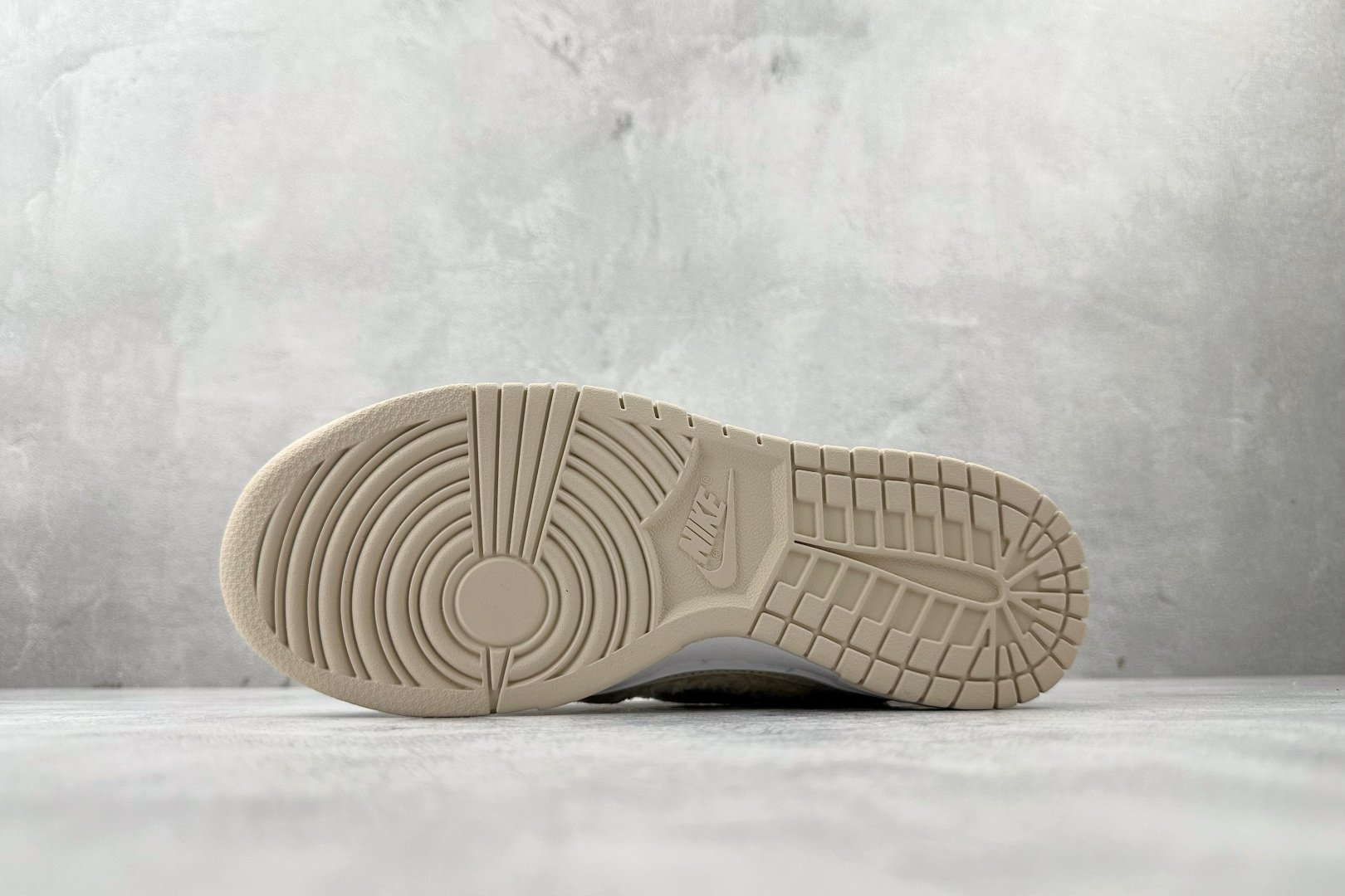 240 Nike BY POP MART LABUBU 豆乳多多 GB6675-002