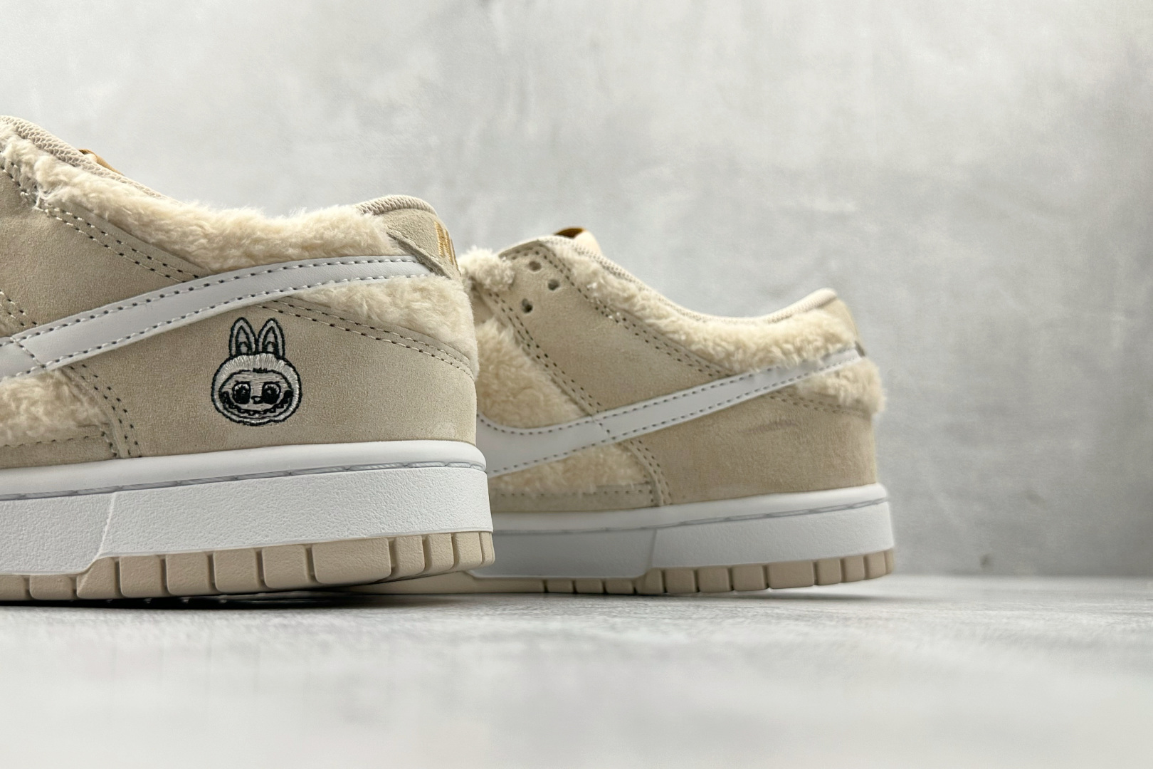 240 Nike BY POP MART LABUBU 豆乳多多 GB6675-002