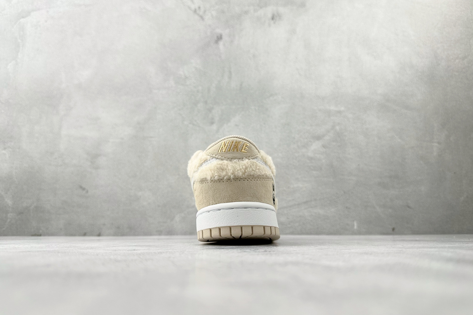 240 Nike BY POP MART LABUBU 豆乳多多 GB6675-002