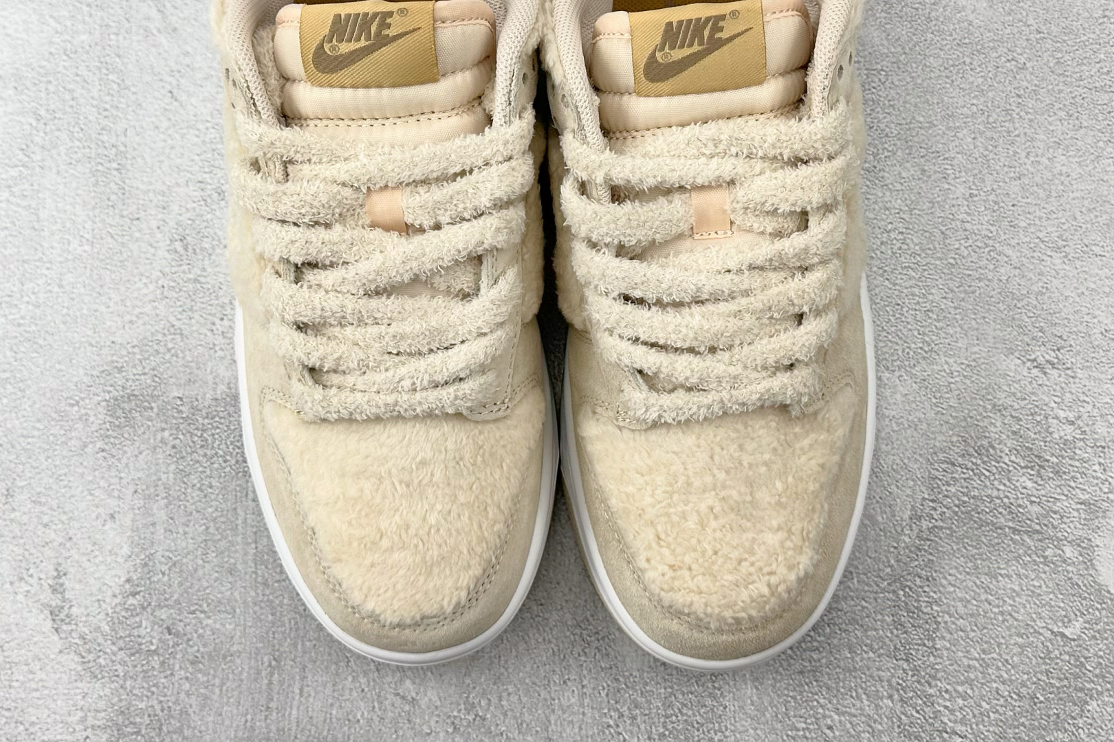 240 Nike BY POP MART LABUBU 豆乳多多 GB6675-002